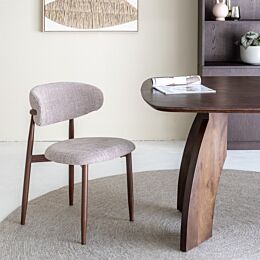 Ben je op zoek naar de perfecte Japandi eetkamerstoel? Maak kennis met de stijlvolle Jessda, een hoogtepunt uit de eigen collectie van Zen Lifestyle. Deze eetkamerstoel is helemaal on trend met zijn strakke iron (metaal) frame in een warme walnootkleur, d